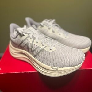 New Balance FuelCell Propel V4 Running Shoe
Grey & White
Women’s 8 1/2